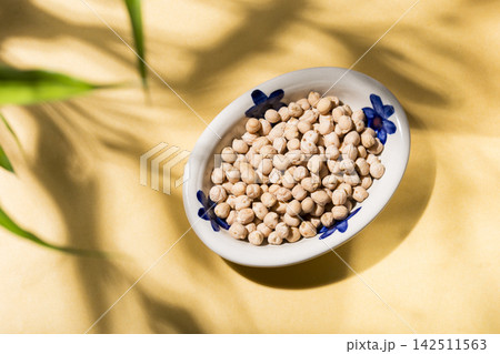 plate of dried chickpeas on the table, top view plate of dried chickpeas on the table, top view 142511563