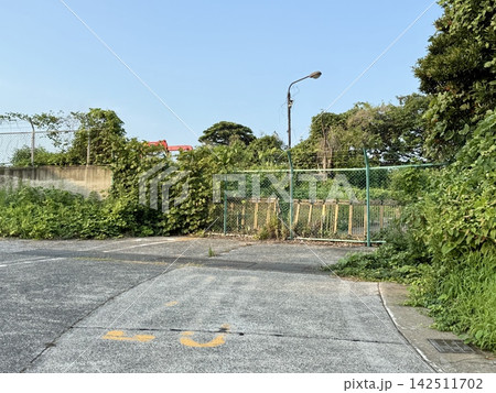 閑静な住宅街にある一昔前に閉鎖された道 閑静な住宅街にある一昔前に閉鎖された道 142511702
