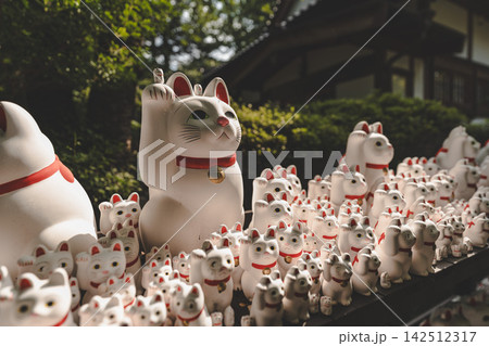 豪徳寺に並ぶ招き猫 ― 福を招く東京の名所 142512317