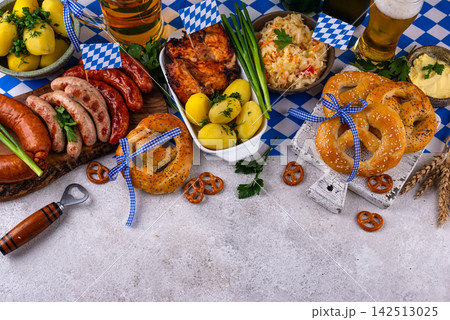 Oktoberfest food: beer, pretzel, sausages, stewed cabbage, potato 142513025