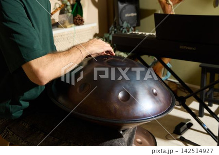 Expert tuner focuses on pitch accuracy and harmonic harmony in studio 142514927