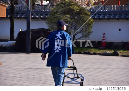 日本の愛知県の犬山市 犬山祭りに参加する男性 犬山祭と書かれた法被を着て城下町を歩く姿 日本の愛知県の犬山市 犬山祭りに参加する男性 犬山祭と書かれた法被を着て城下町を歩く姿 142515086