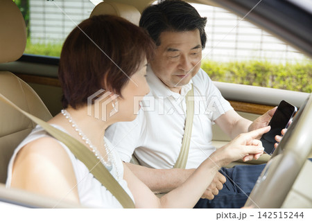 車で出かけるシニアの夫婦 142515244