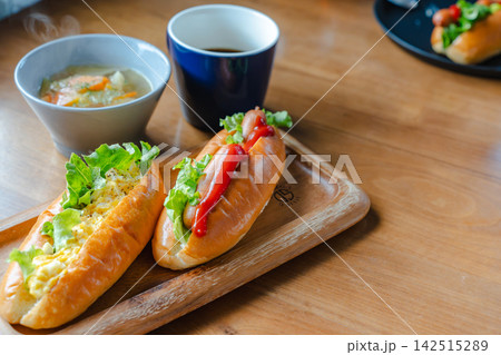 ホットドッグ2種とスープ、コーヒーのセット。カフェのランチメニュー。 142515289