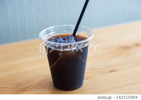 カップに入ったアイスコーヒー カップに入ったアイスコーヒー 142515804