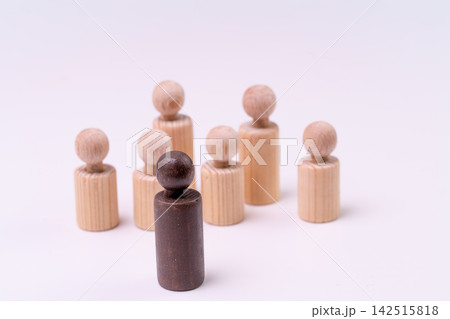 茶色の木製人形を前に置き教育の個性を表す写真 茶色の木製人形を前に置き教育の個性を表す写真 142515818