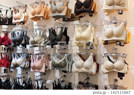 店頭のハンガーにかかったデザインや色とりどりのブラジャー 店頭のハンガーにかかったデザインや色とりどりのブラジャー 142515867