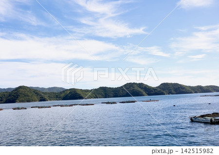 愛媛県八幡浜港の魚の養殖場。海に浮かぶ養殖いけす。コピースペースあり 愛媛県八幡浜港の魚の養殖場。海に浮かぶ養殖いけす。コピースペースあり 142515982