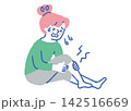 こむら返りで足を痛がる女性_色 142516669