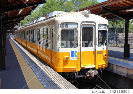 高松城横の琴平電鉄 高松築港駅（香川県高松市） 142516803