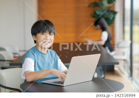 オンライン授業を受ける男の子 オンライン授業を受ける男の子 142516994