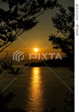 海に沈む夕日 海に沈む夕日 142517236