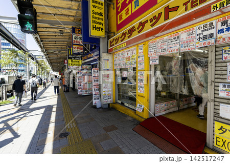 小滝橋通り沿いに並ぶ金券ショップ 東京都新宿区西新宿1丁目 小滝橋通り沿いに並ぶ金券ショップ 東京都新宿区西新宿1丁目 142517247