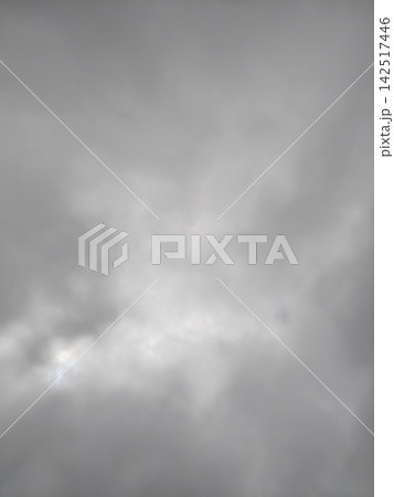 雲の隙間から見える空 雲の隙間から見える空 142517446