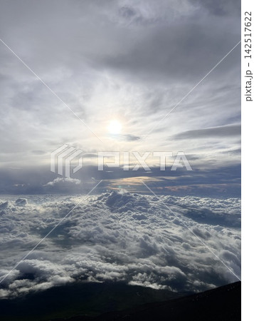 天空に広がる神秘的な雲海と太陽 天空に広がる神秘的な雲海と太陽 142517622