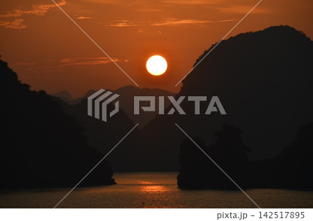 ハロン湾の夕陽 142517895