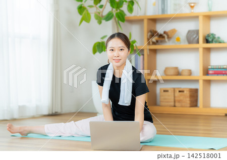 リビングでヨガをする若い女性 リビングでヨガをする若い女性 142518001
