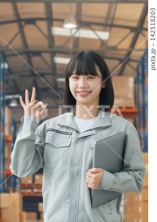 物流センターで働く若い女性作業員 142518203