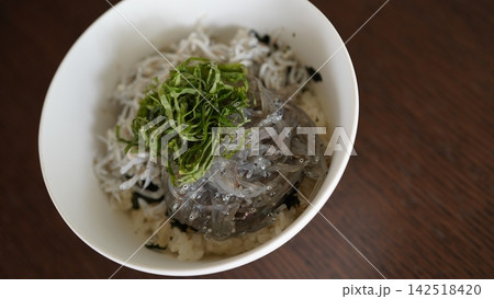 新鮮な生しらすと釜揚げしらすの二色丼 大葉を添えた海鮮丼 142518420