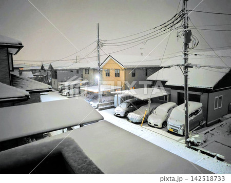雪降る夜の住宅街/Snowy Neighborhood at Night 雪降る夜の住宅街/Snowy Neighborhood at Night 142518733