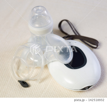 Isolated electric portable breast pump with blank bottle and replaceable nipple for feeding newborn 142518932
