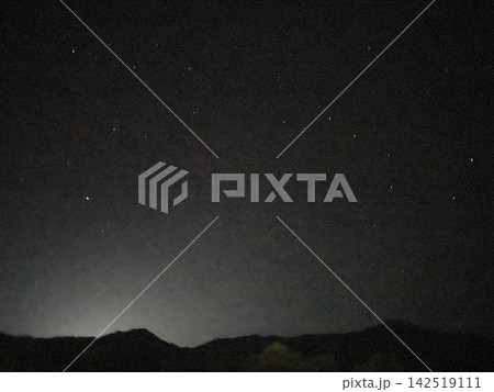 モンゴルのキャンプ場の星空と山 モンゴルのキャンプ場の星空と山 142519111