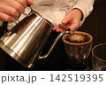 ハンドドリップでコーヒーを淹れる 142519395