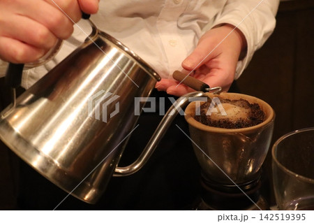 ハンドドリップでコーヒーを淹れる 142519395