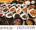 韓国料理の食卓と多彩なおかず 142519396