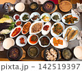 韓国料理の食卓と多彩なおかず 142519397