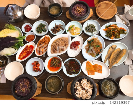 韓国料理の食卓と多彩なおかず 韓国料理の食卓と多彩なおかず 142519397