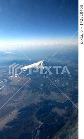 富士山を上空から望む 富士山を上空から望む 142519458