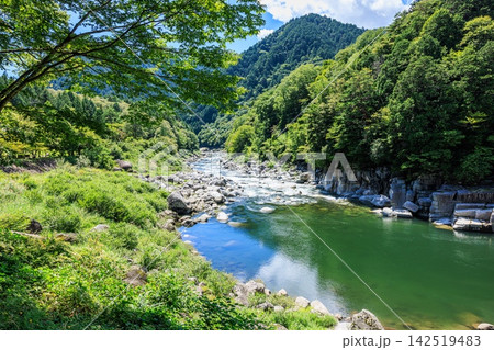 長野県上松町の絶景名所「寝覚めの床」 8月の青空と木曽川の清流と巨大な花崗岩 長野県上松町の絶景名所「寝覚めの床」 8月の青空と木曽川の清流と巨大な花崗岩 142519483