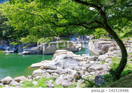 長野県上松町の絶景名所「寝覚めの床」 8月の青空と木曽川の清流と巨大な花崗岩 142519486