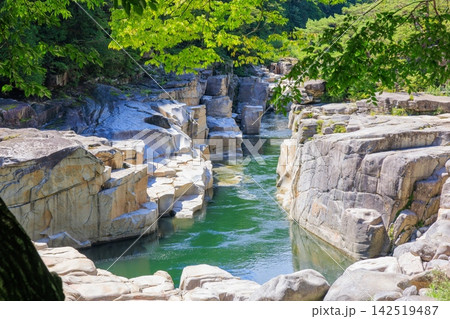 長野県上松町の絶景名所「寝覚めの床」 8月の青空と木曽川の清流と巨大な花崗岩 長野県上松町の絶景名所「寝覚めの床」 8月の青空と木曽川の清流と巨大な花崗岩 142519487