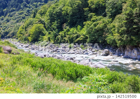 長野県上松町の絶景名所「寝覚めの床」 8月の青空と木曽川の清流と巨大な花崗岩 長野県上松町の絶景名所「寝覚めの床」 8月の青空と木曽川の清流と巨大な花崗岩 142519500