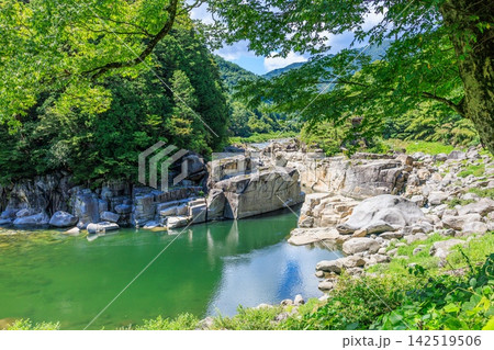 長野県上松町の絶景名所「寝覚めの床」 8月の青空と木曽川の清流と巨大な花崗岩 長野県上松町の絶景名所「寝覚めの床」 8月の青空と木曽川の清流と巨大な花崗岩 142519506