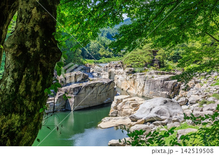 長野県上松町の絶景名所「寝覚めの床」 8月の青空と木曽川の清流と巨大な花崗岩 長野県上松町の絶景名所「寝覚めの床」 8月の青空と木曽川の清流と巨大な花崗岩 142519508