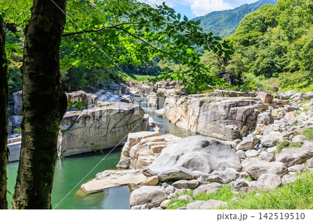 長野県上松町の絶景名所「寝覚めの床」 8月の青空と木曽川の清流と巨大な花崗岩 長野県上松町の絶景名所「寝覚めの床」 8月の青空と木曽川の清流と巨大な花崗岩 142519510