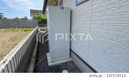 住宅に設置されたエコキュート 住宅に設置されたエコキュート 142519514