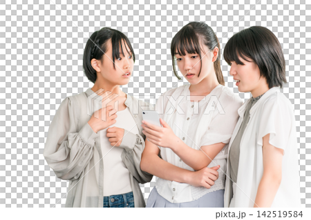 スマホを見て驚く仲良しグループの小学生,中学生の女の子 スマホを見て驚く仲良しグループの小学生,中学生の女の子 142519584