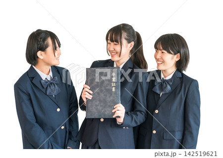 卒業証書を持つ制服,ブレザー姿の小学生,中学生の女の子 142519621