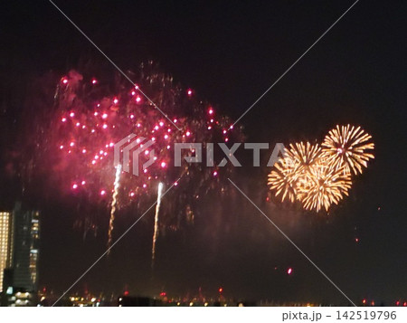 夜空を彩る赤と金色の打ち上げ花火 夜空を彩る赤と金色の打ち上げ花火 142519796