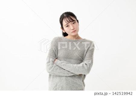 考える若い女性 考える若い女性 142519942