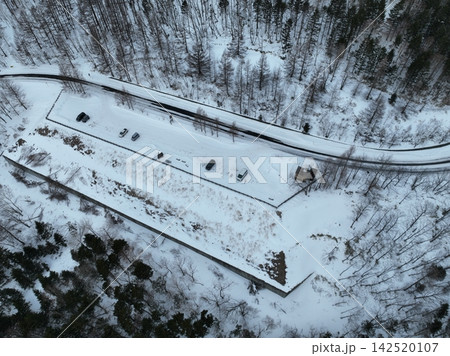 【空撮】冬の扇ヶ原展望台と雪の山道/北海道鹿追町 【空撮】冬の扇ヶ原展望台と雪の山道/北海道鹿追町 142520107