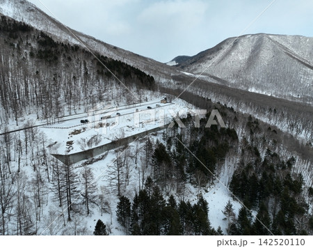 【空撮】冬の扇ヶ原展望台と雪の山道/北海道鹿追町 【空撮】冬の扇ヶ原展望台と雪の山道/北海道鹿追町 142520110