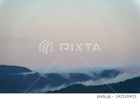 夕方の山雲 142520433