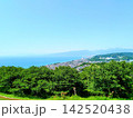 高台から望む新緑と相模湾 142520438