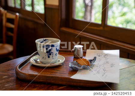 和風レトロな喫茶店で飲むコーヒーと焼菓子 和風レトロな喫茶店で飲むコーヒーと焼菓子 142520453