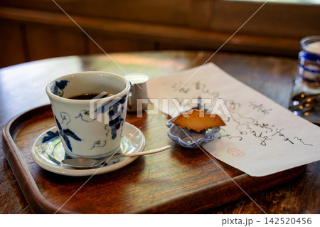 和風レトロな喫茶店で飲むコーヒーと焼菓子 和風レトロな喫茶店で飲むコーヒーと焼菓子 142520456